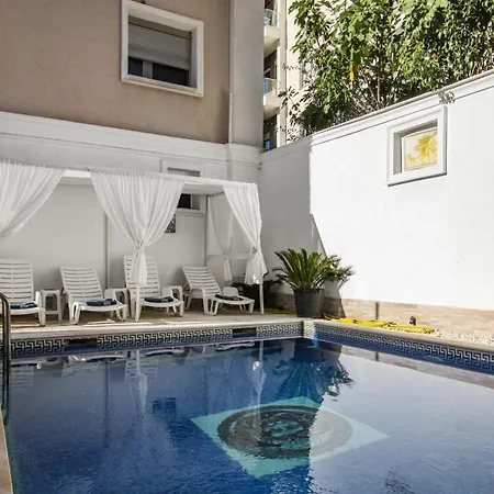 18 Center 4* Tirana