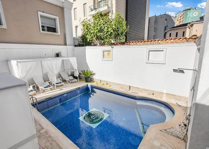 18 Center ティラナ