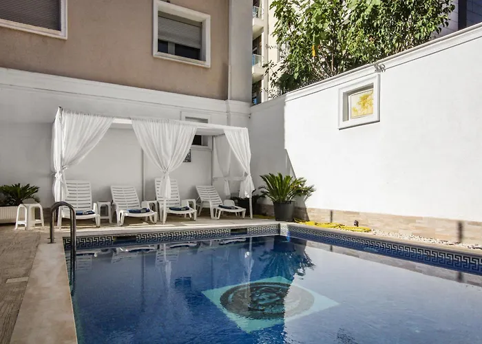 18 Center 4* ティラナ